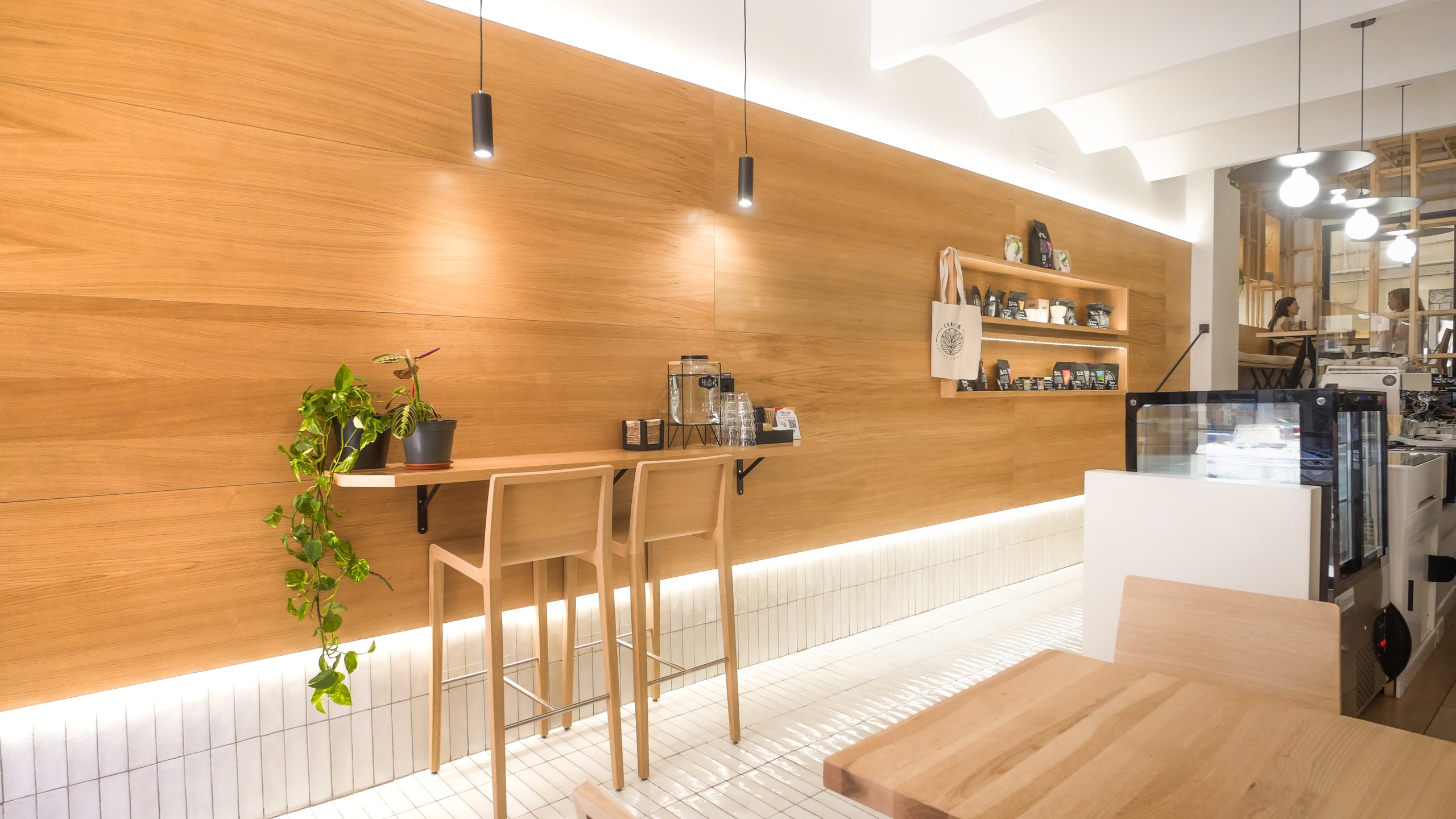 Zeriss Coffee — barra y estantería de café