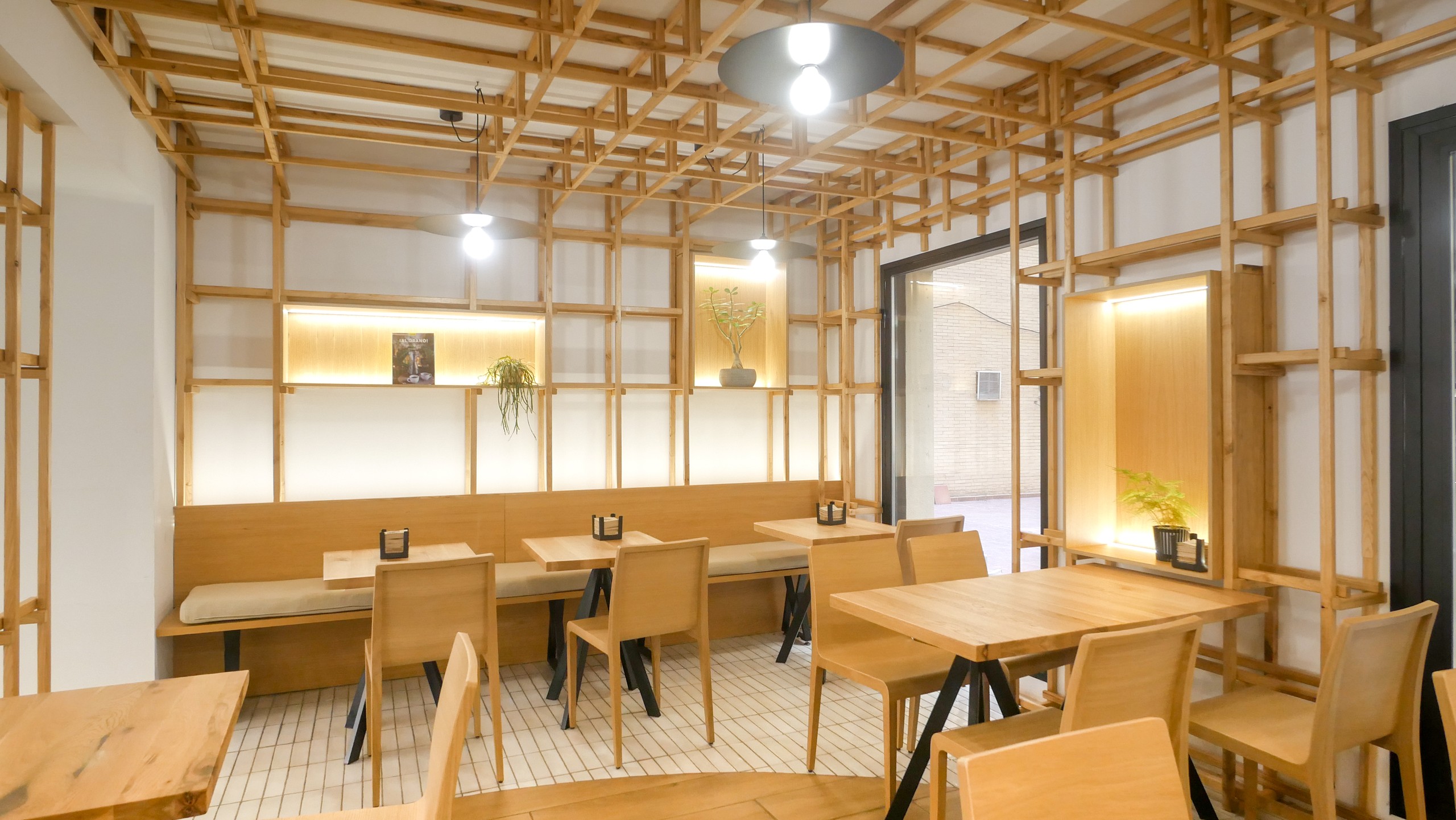 Zeriss Coffee — zona de mesas con celosía de roble